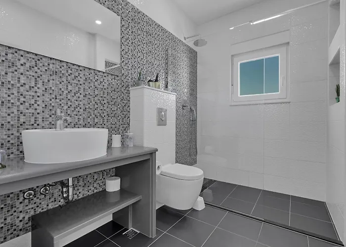 Luxury Mae In Makarska, Pool And Gym Villa *